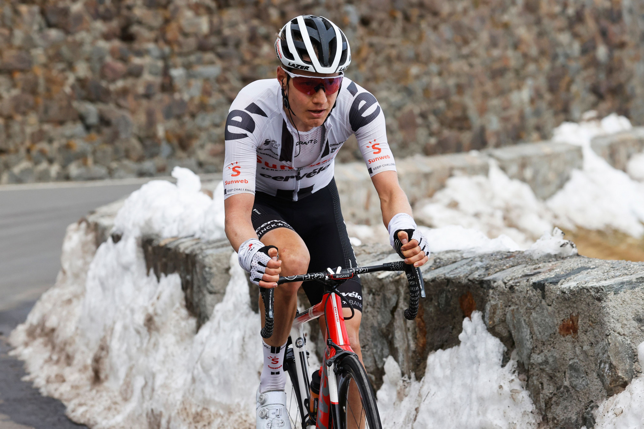 Kelderman new Giro d’Italia leader as Hindley wins stage 18 on great day for Sunweb