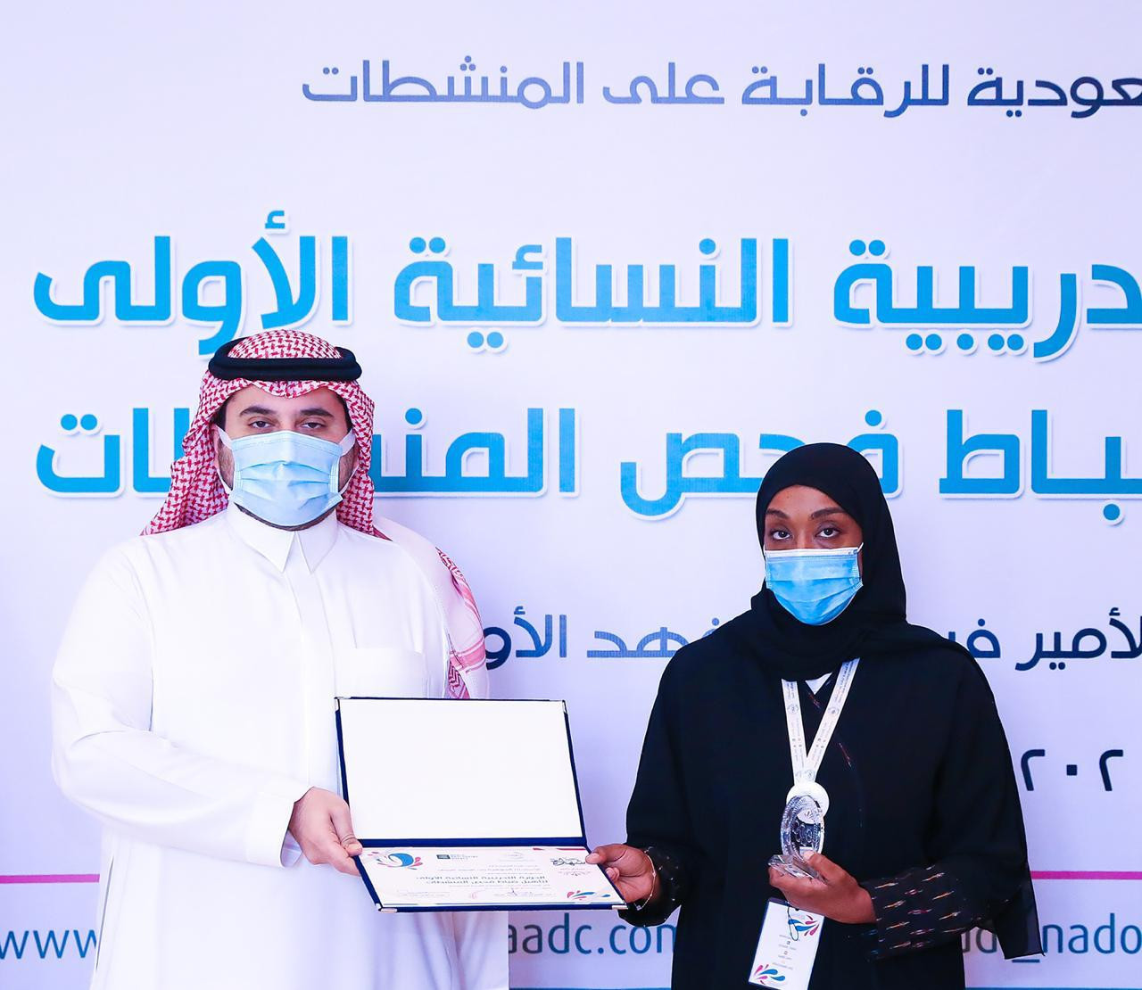 Prince Fahad bin Jalawi awards certificates to the the first batch of Saudi female doping control officers ©SAOC