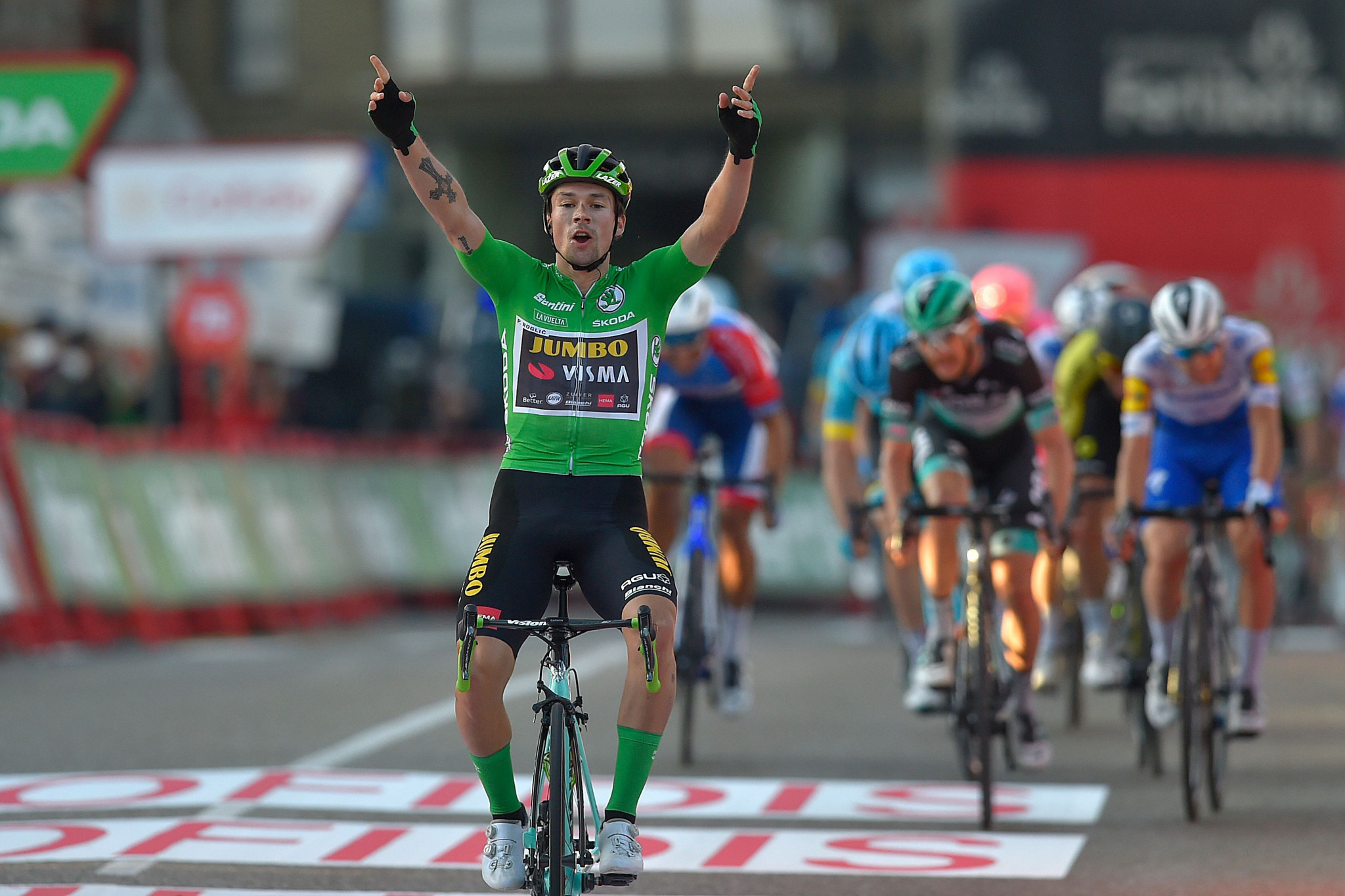 Roglič clinches third stage win to move into race lead at Vuelta a España