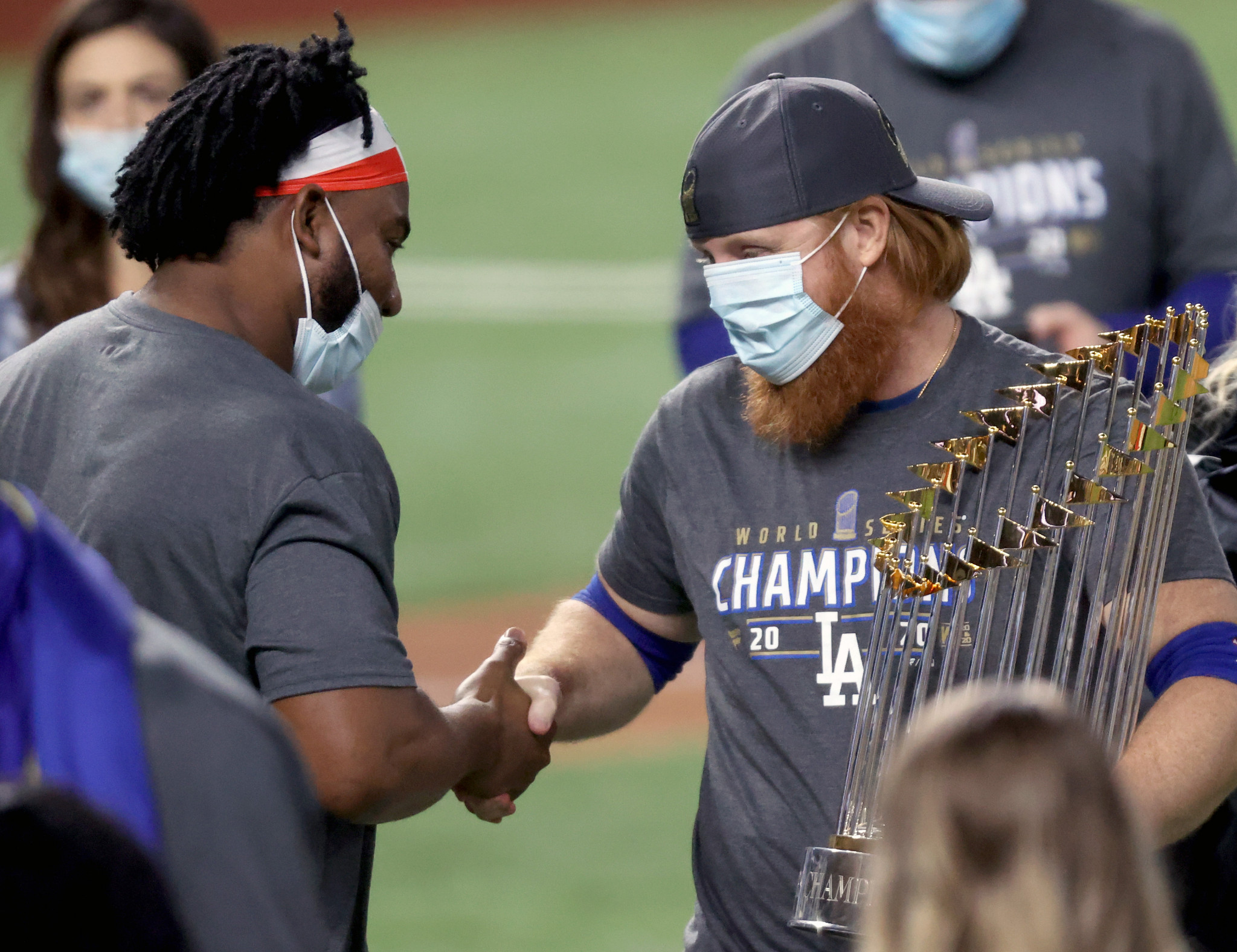 Justin Turner, right, shakes hands with a colleague despite knowing he has coronavirus ©Getty Images