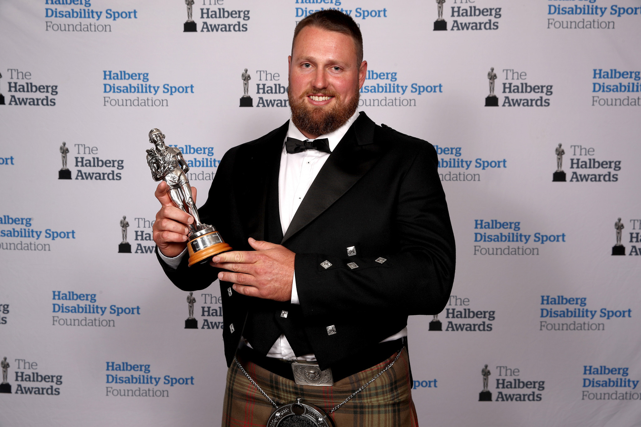 Shot putter Tom Walsh poses with the sportsman of the year award at the 2018 Halberg Awards ©Getty Images