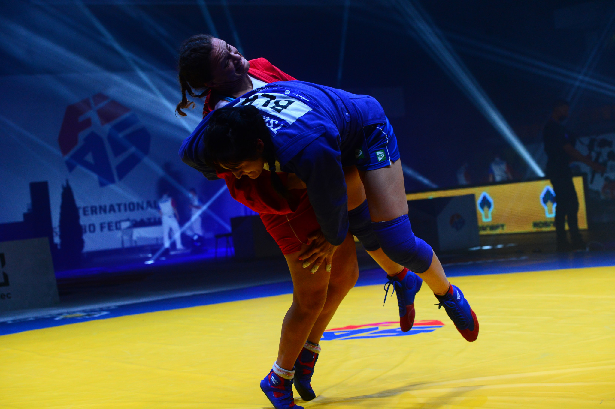 Bulgaria's Mariya Oriashkova, in red, defended her world title successfully in the women's 80kg ©FIAS
