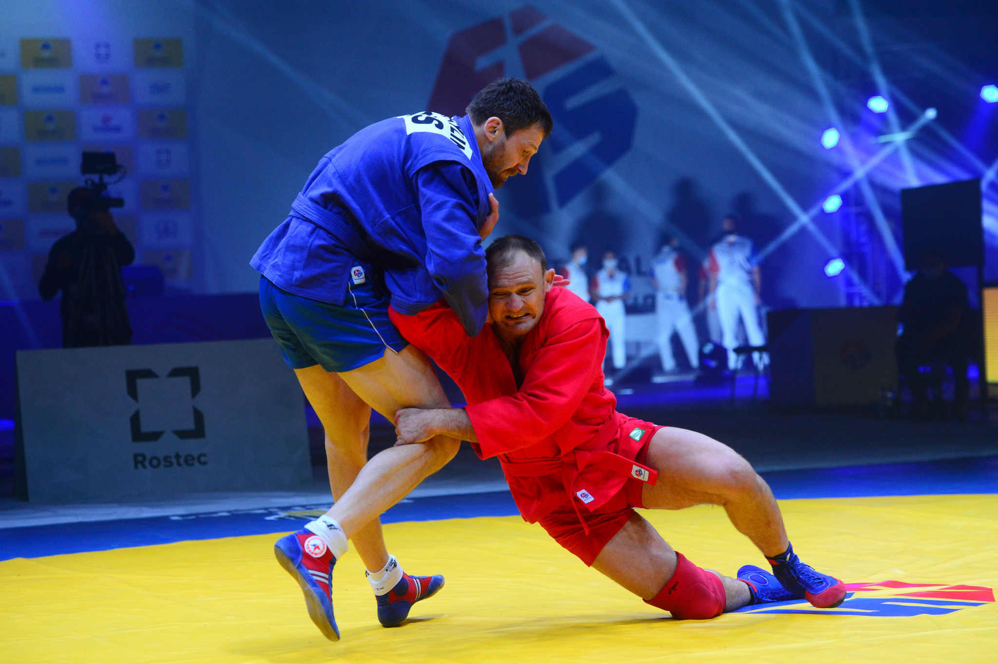Belarus' Andrei Kazusionak, red, won the men's 100-kilogram title ©FIAS