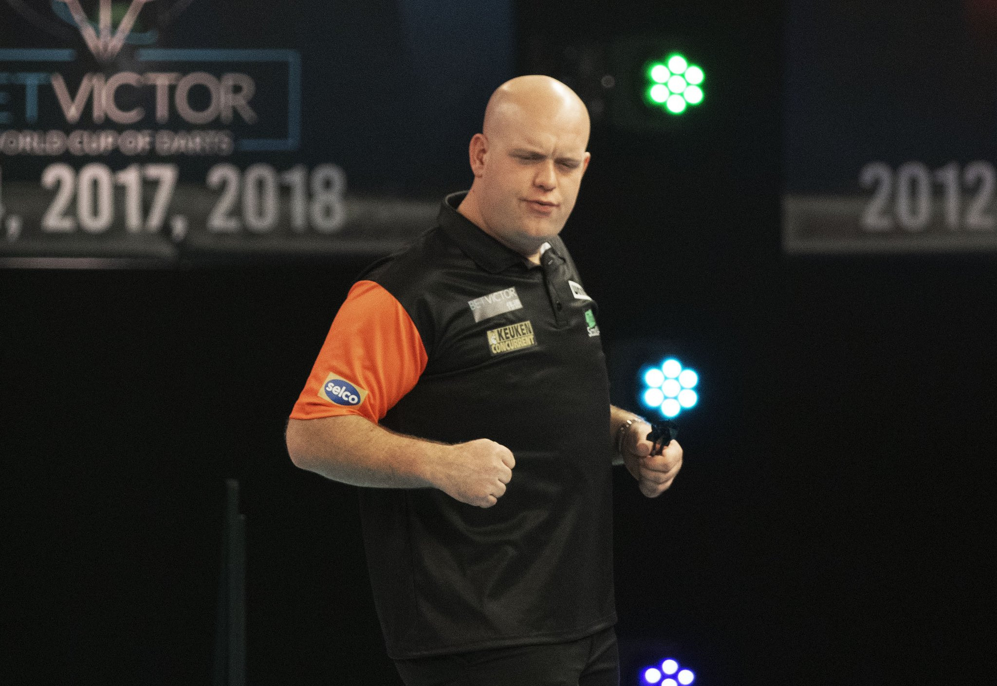Michael van Gerwen and The Netherlands after safely through to the quarter-finals ©Twitter/MvG180