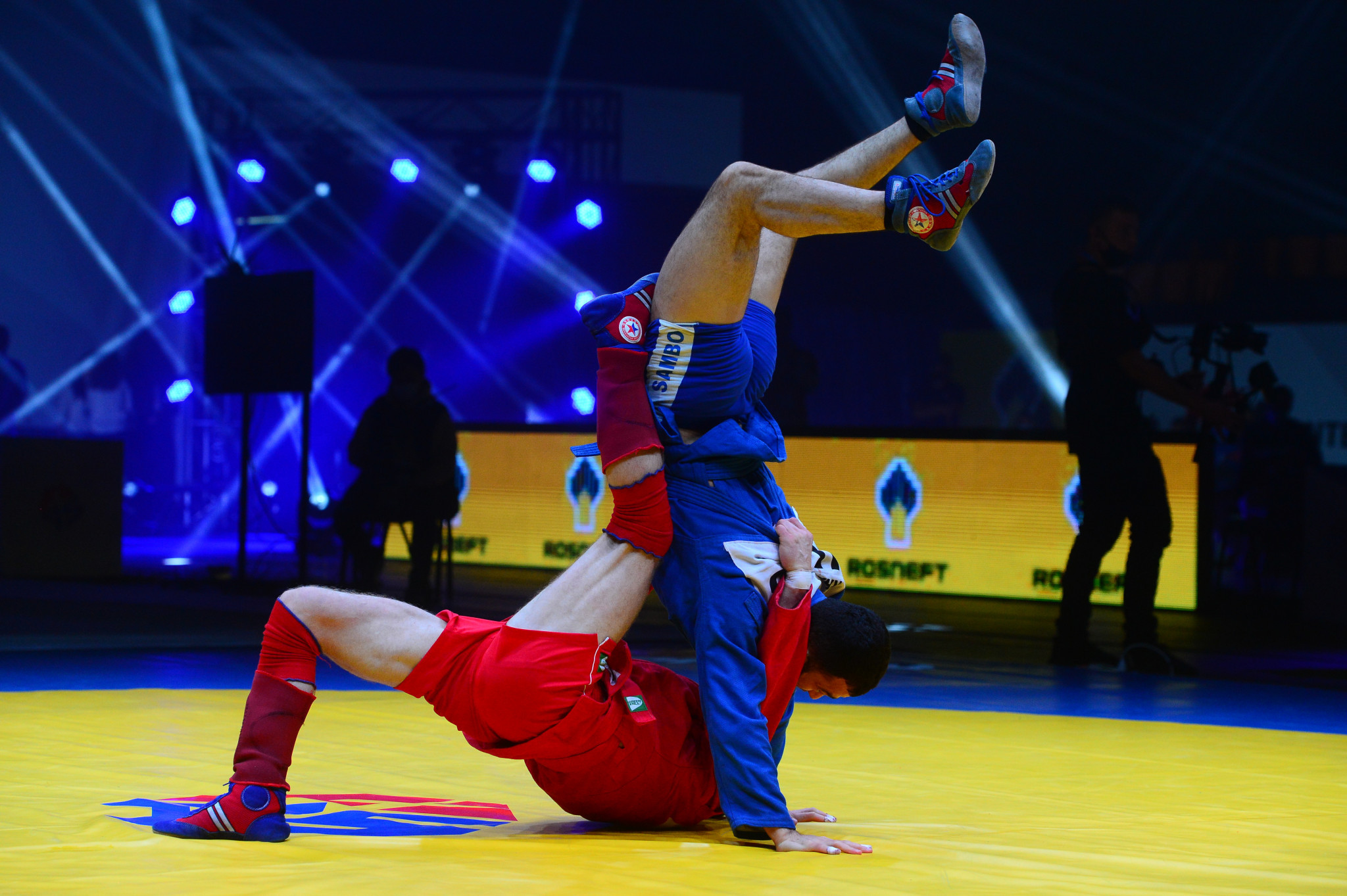 A fantastic handstand counter helped Uzbekistan's Davlatjon Khamroev, in blue, win the men's 62kg final ©FIAS