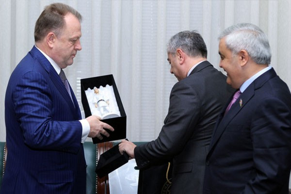 IJF President Marius Vizer presented Rovnag Abdullayev with a memento of his visit