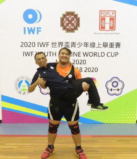 Zeng Yu Weng celebrating his fourth-place finish in the men's over-102kg contest with his coach ©Chinese Taipei Weightlifting