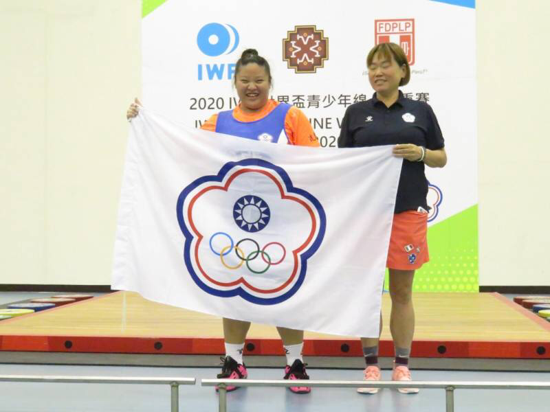 Ling Chen Weng celebrates her three silver medals on the final day of competition ©Chinese Taipei Weightlifting