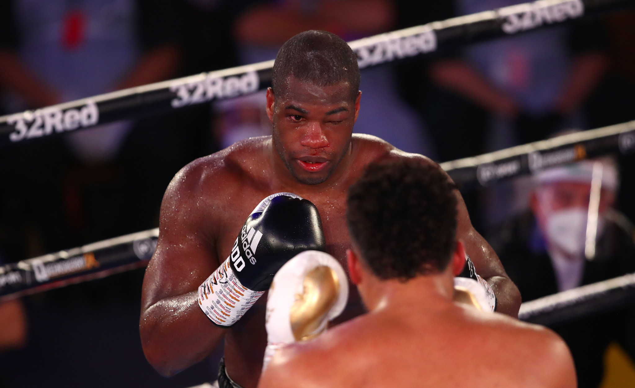 Dubois battled on despite the injury to his left eye before eventually succumbing in round ten against Joyce ©Getty Images