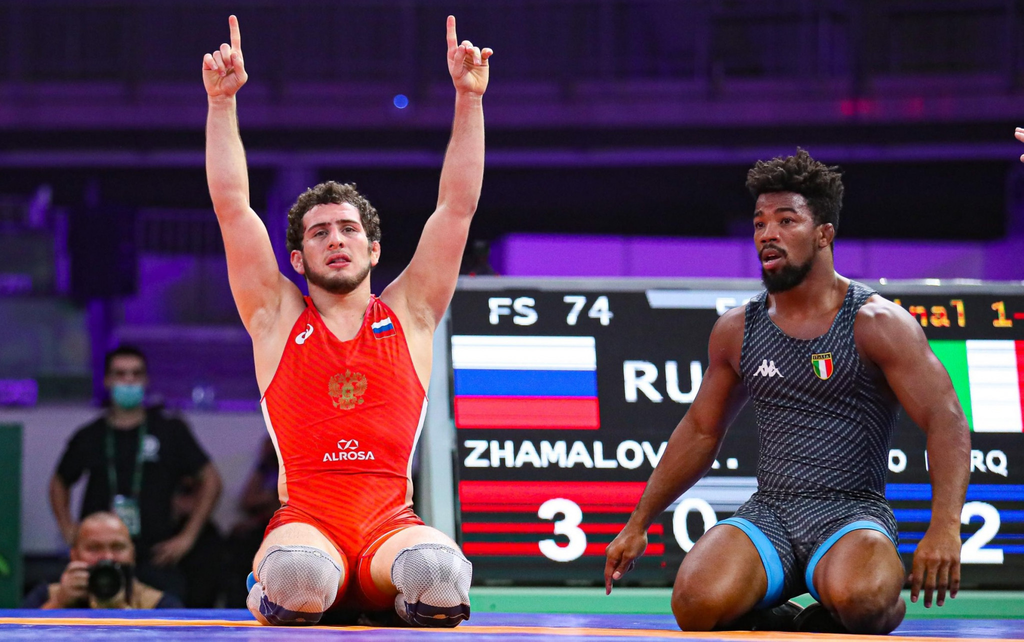 Razambek Zhamalov dramatically defeated Frank Chamizo Marquez in the 74kg category with a two-point action in the final seconds of the contest ©UWW