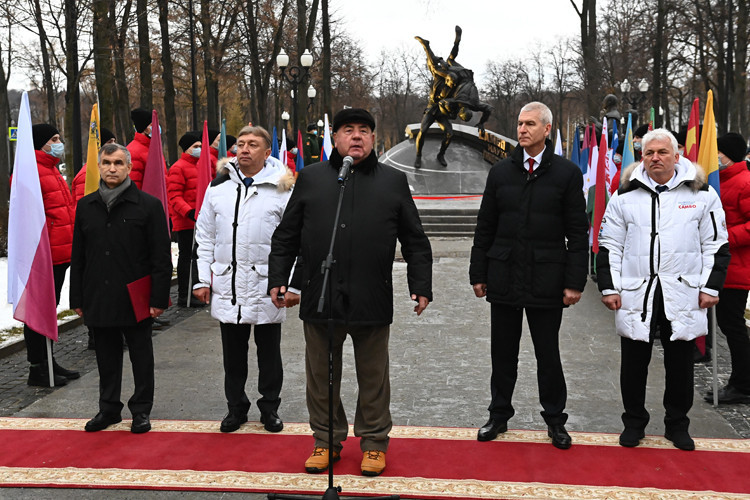 FIAS President Vasily Shestakov, standing at microphone, described the monument unveiling as a historic day for sambo ©FIAS