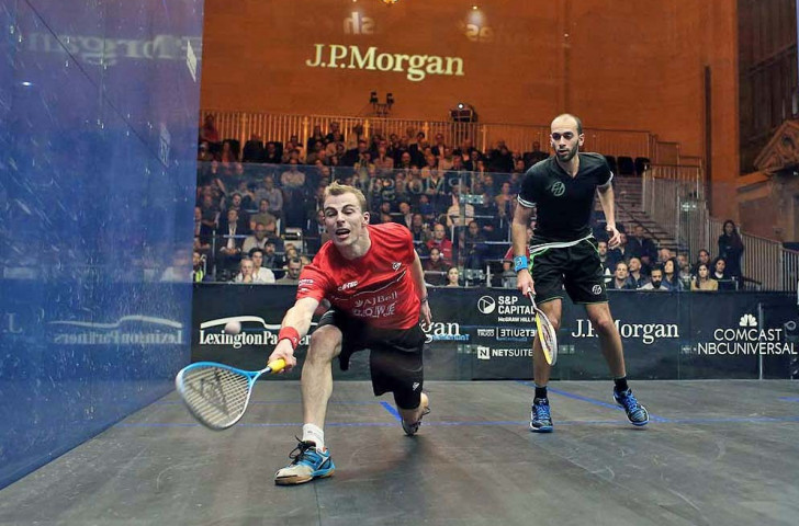 England's Nick Matthew edged Egypt's Marwan Elshorbagy to advance to the last four of the men's competition