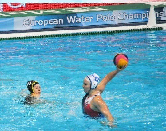 Hosts Serbia beat Croatia to record a first win in the women's tournament