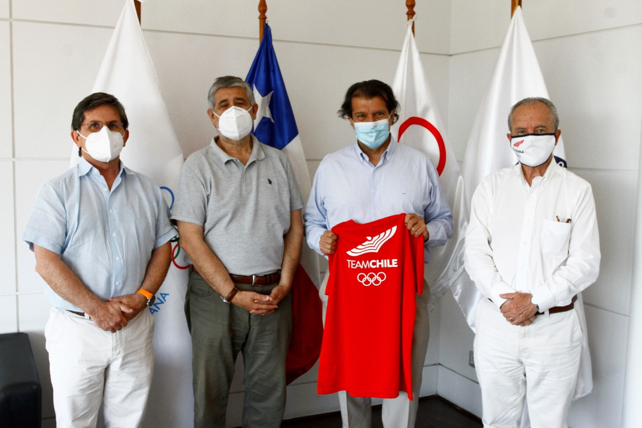 COCH will now work with plastic surgeon Hector Valdes, second from right ©COCH