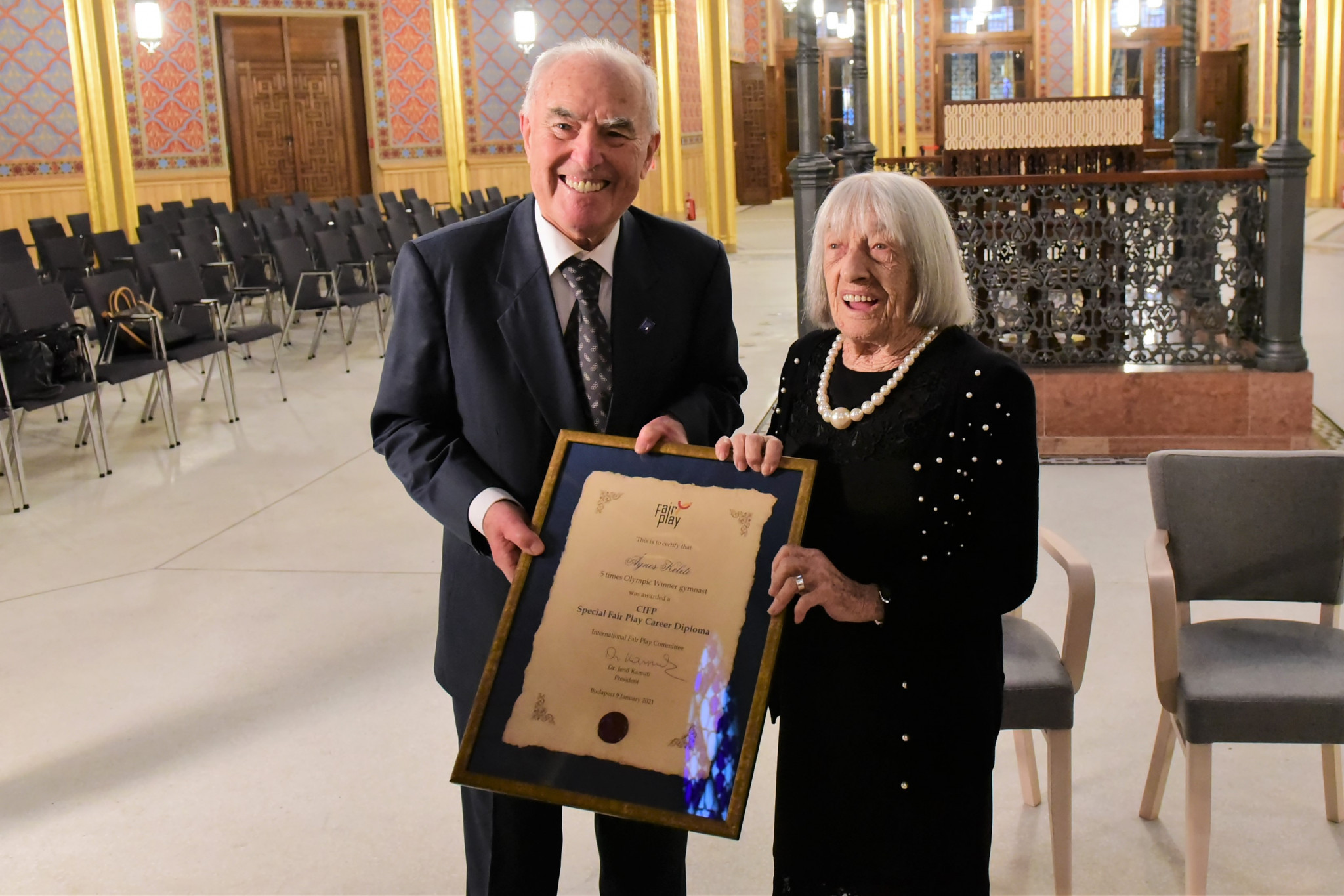 President of the International Fair Play Committee Jenő Kamuti, presented Keleti with the Fair Play Career Award to mark her 100th birthday ©CIFP