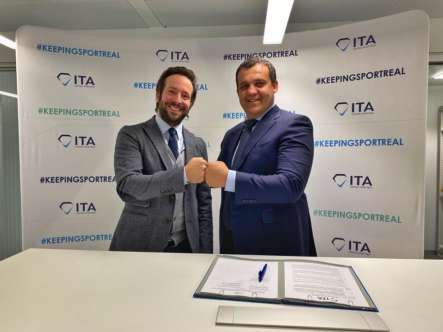 AIBA President Umar Kremlev (right) and ITA director general Benjamin Cohen extended the partnership between the two organisations at a signing ceremony in Lausanne ©AIBA