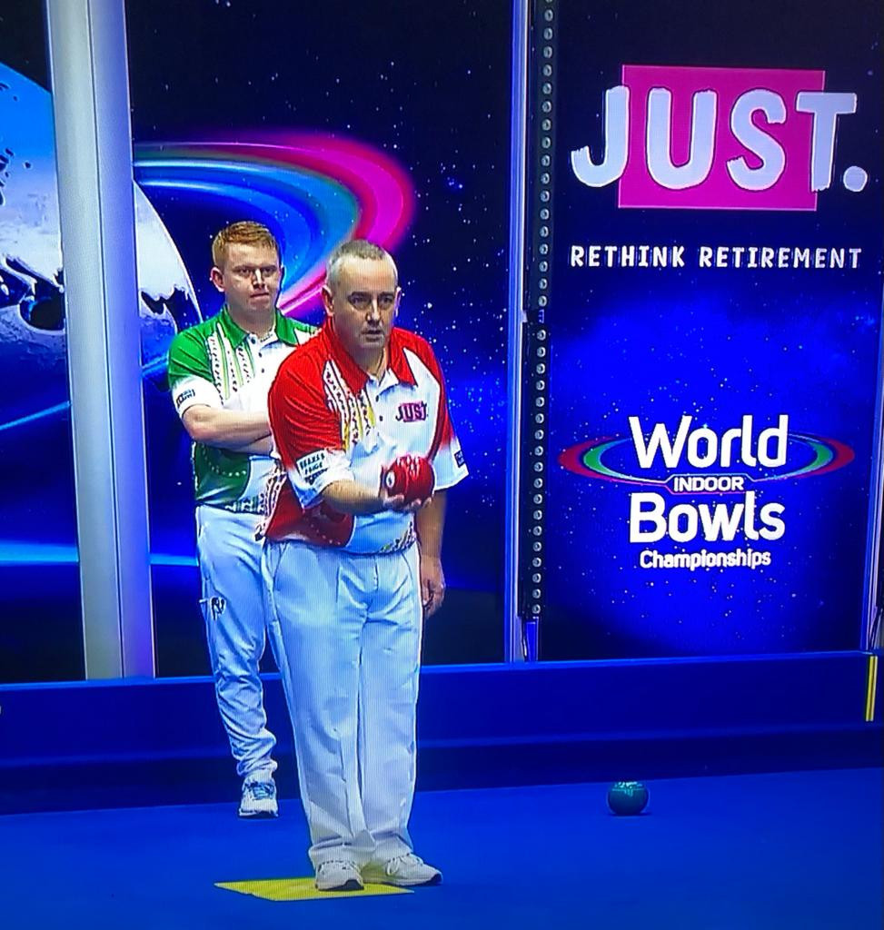 Simon Skelton (in red) was the first winner in the open singles at the World Indoor Bowls Championships ©World Bowls Tour