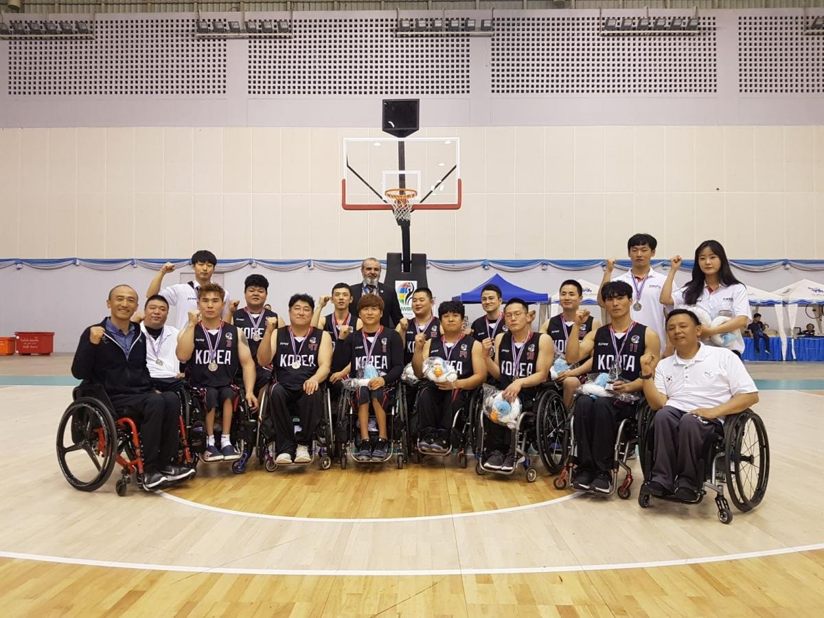The South Korea men’s wheelchair basketball team secured their place at Tokyo 2020 under the leadership of late head coach Sa-hyun Han, bottom right ⒸKorean Wheelchair Basketball Federation