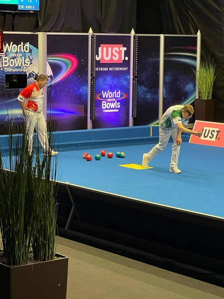 Mark Dawes (playing in green) defeated Mervyn King in a high-quality encounter in round two of the World Indoor Bowls Championships open singles ©World Bowls Tour