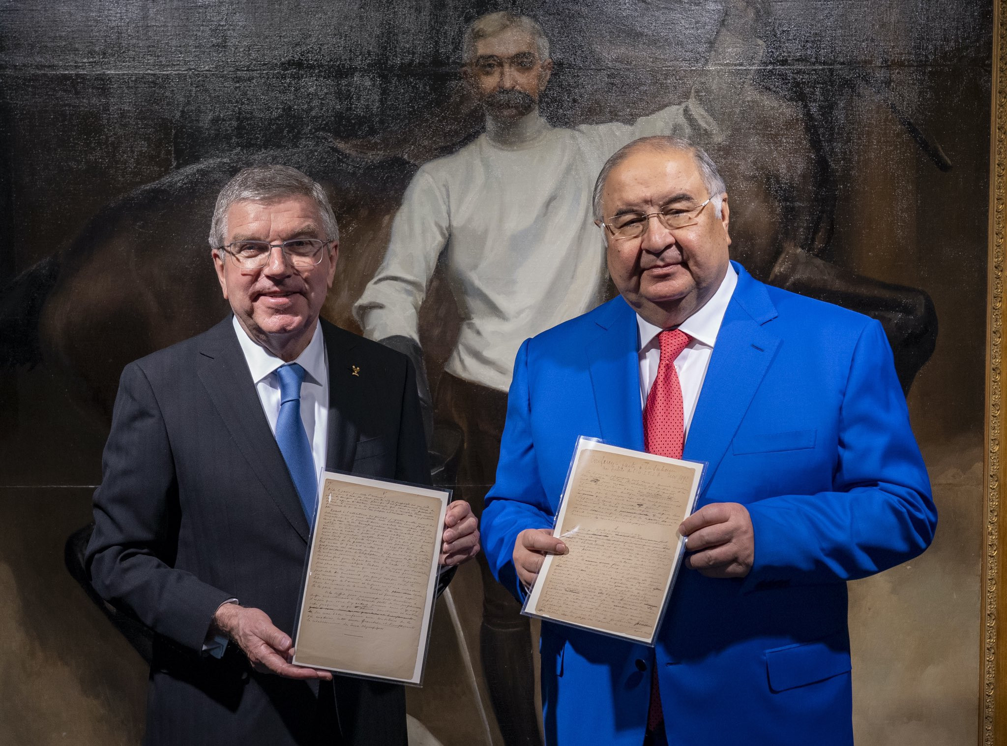 International Olympic Committee President Thomas Bach, left, received the manuscript from Alisher Usmanov in 2020 ©IOC
