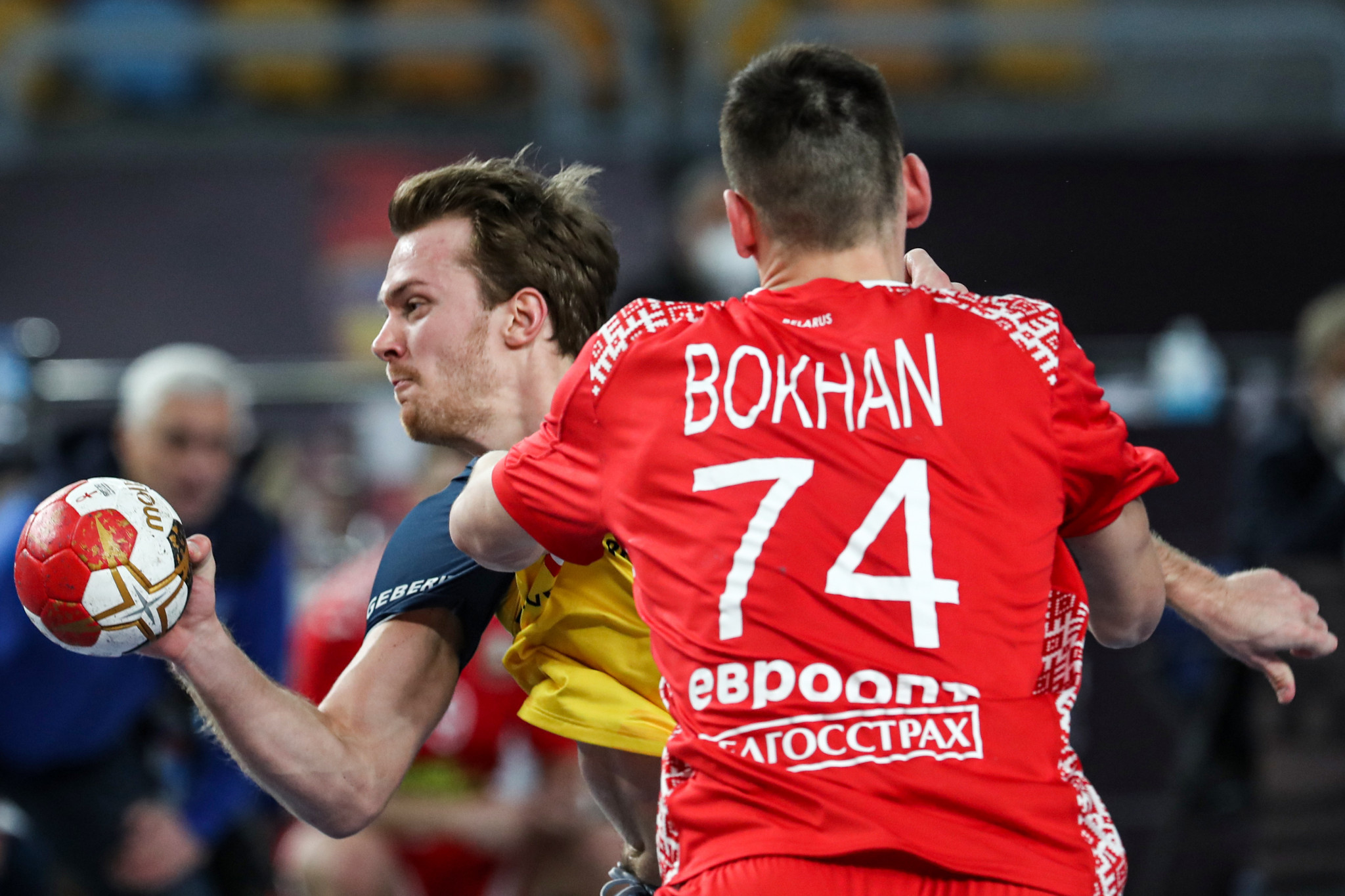 Belarus (playing in red) snatched a draw against Sweden with four seconds to go on the first day of main round action at the World Men's Handball Championship ©Getty Images