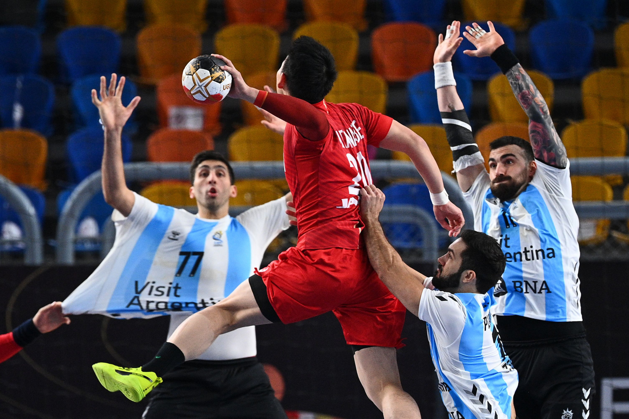 Argentina (blue and white shirts) defeated Japan by four goals in both sides opening match of the IHF World Men's Handball Championship main round ©Getty Images