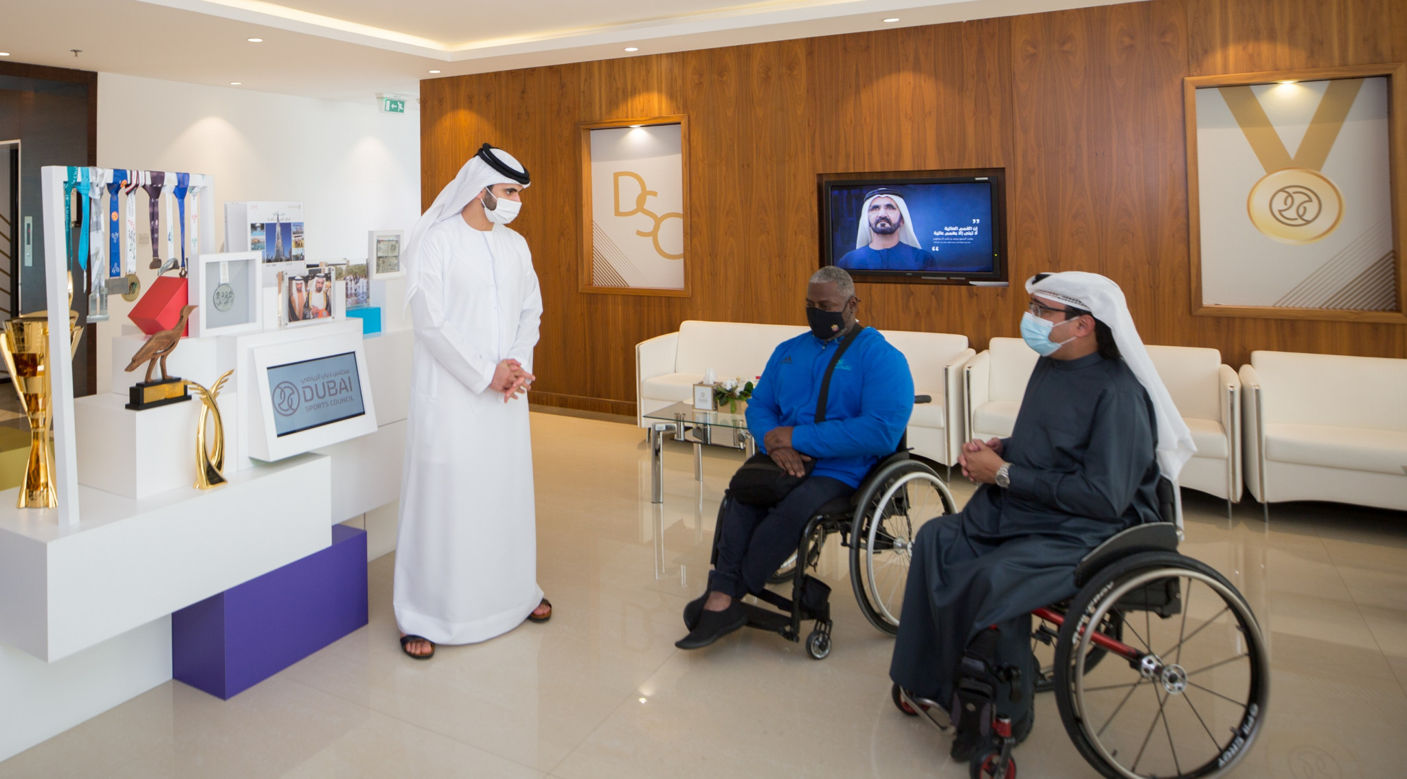 Mohammed Khamis, centre, met with Sheikh Mansoor, left, to discuss success in sport ©Dubai Sports Council