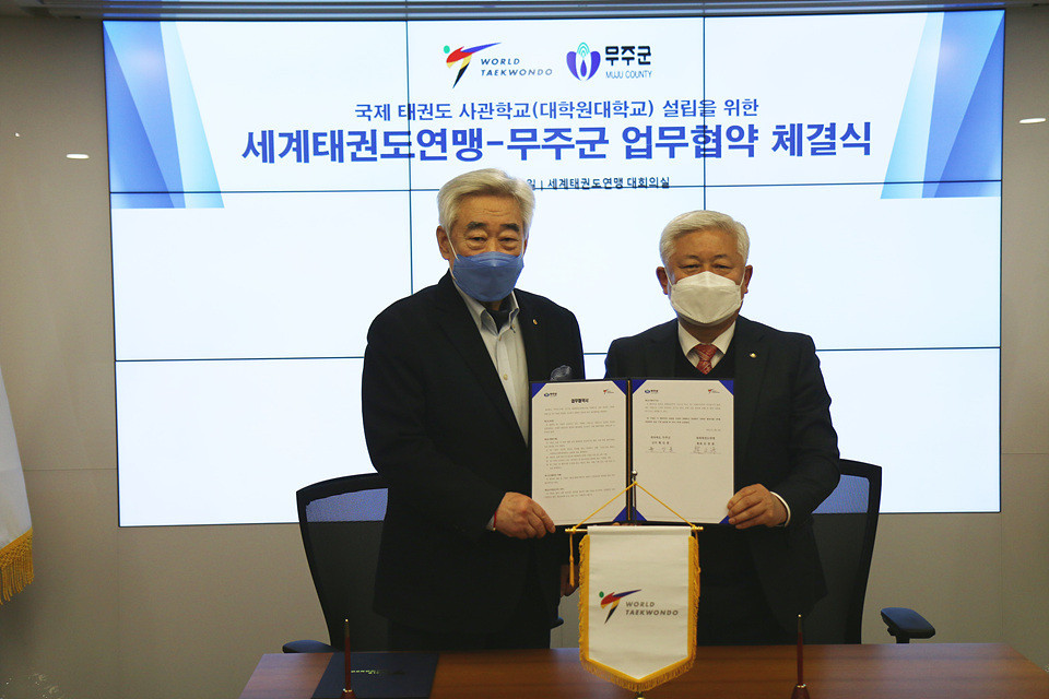 WT President Chungwon Choue and Muju governor In-Hong Hwang have signed a Memorandum of Understanding ©WT