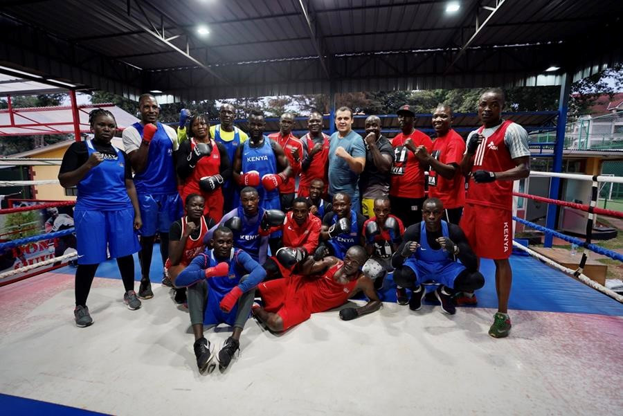 Umar Kremlev took part in a training session with the Kenyan national boxing team as part of his visit to Nairobi ©AIBA

