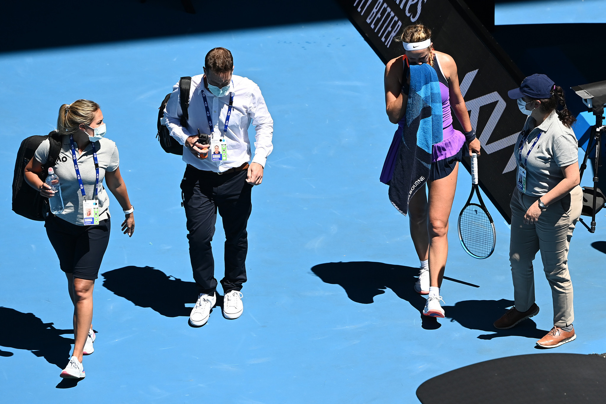Victoria Azarenka leaves the court for treatment during her match against Jessica Pegula ©Getty Images