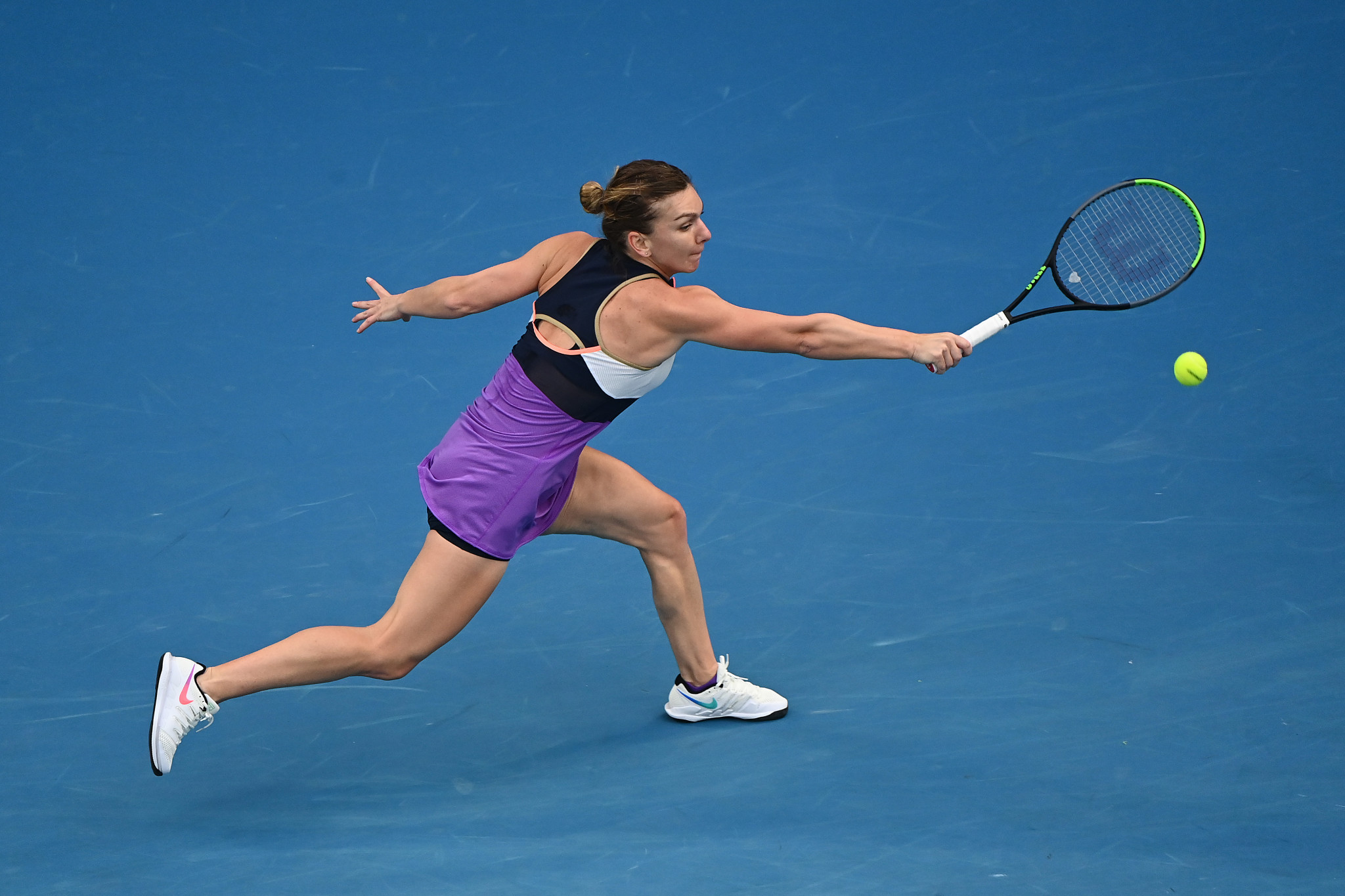 Halep sets up quarter-final clash with Williams at Australian Open