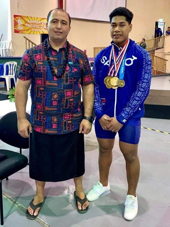 Samoa Weightlifting Federation President Jerry Wallwork, left, signed the letter ©Samoa Weightlifting Federation 
