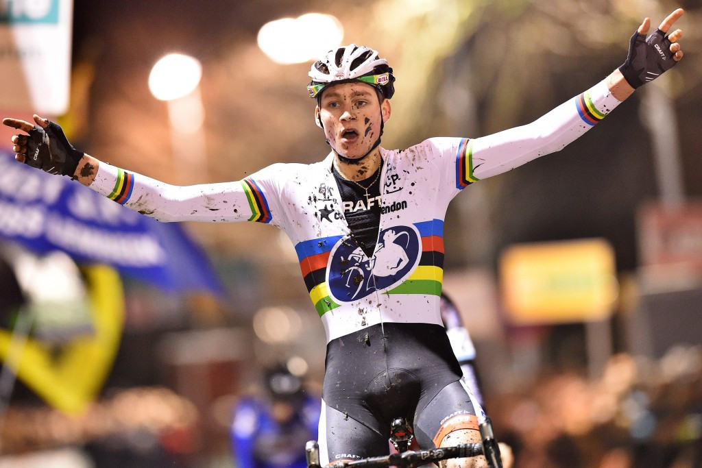 World champion solos to victory at UCI Cyclo-cross World Cup in Lignières