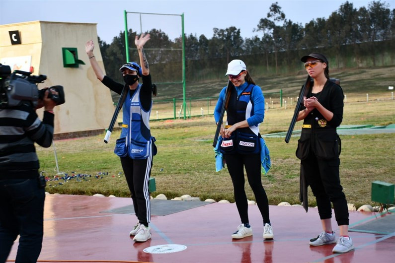Russian shooter Alina Fazylzyanova, pictured right after winning silver in the individual women's skeet competition at the ISSF World Cup in Cairo, was a winner today in the team competition ©ISSF