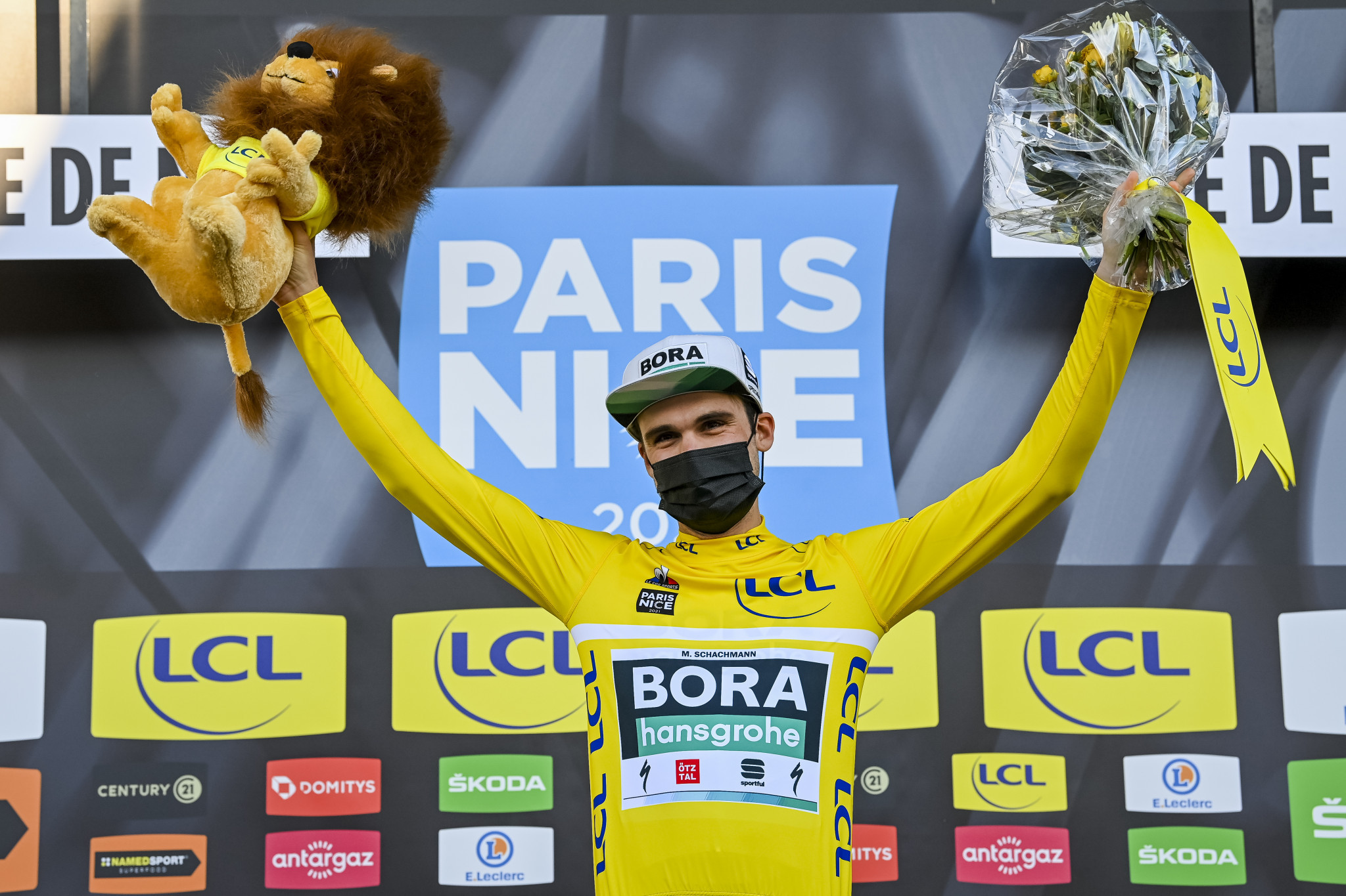 Schachmann wins Paris-Nice for second straight year as crashes end Roglič's hopes 
