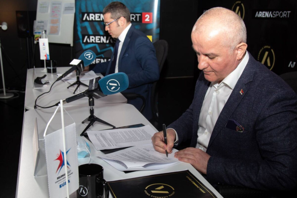 Nebojsa Zugic, director of the Arena Channels Group, left, and Predrag Juskovic, director of the European Universities Games, right, signing the agreement ©EUSA