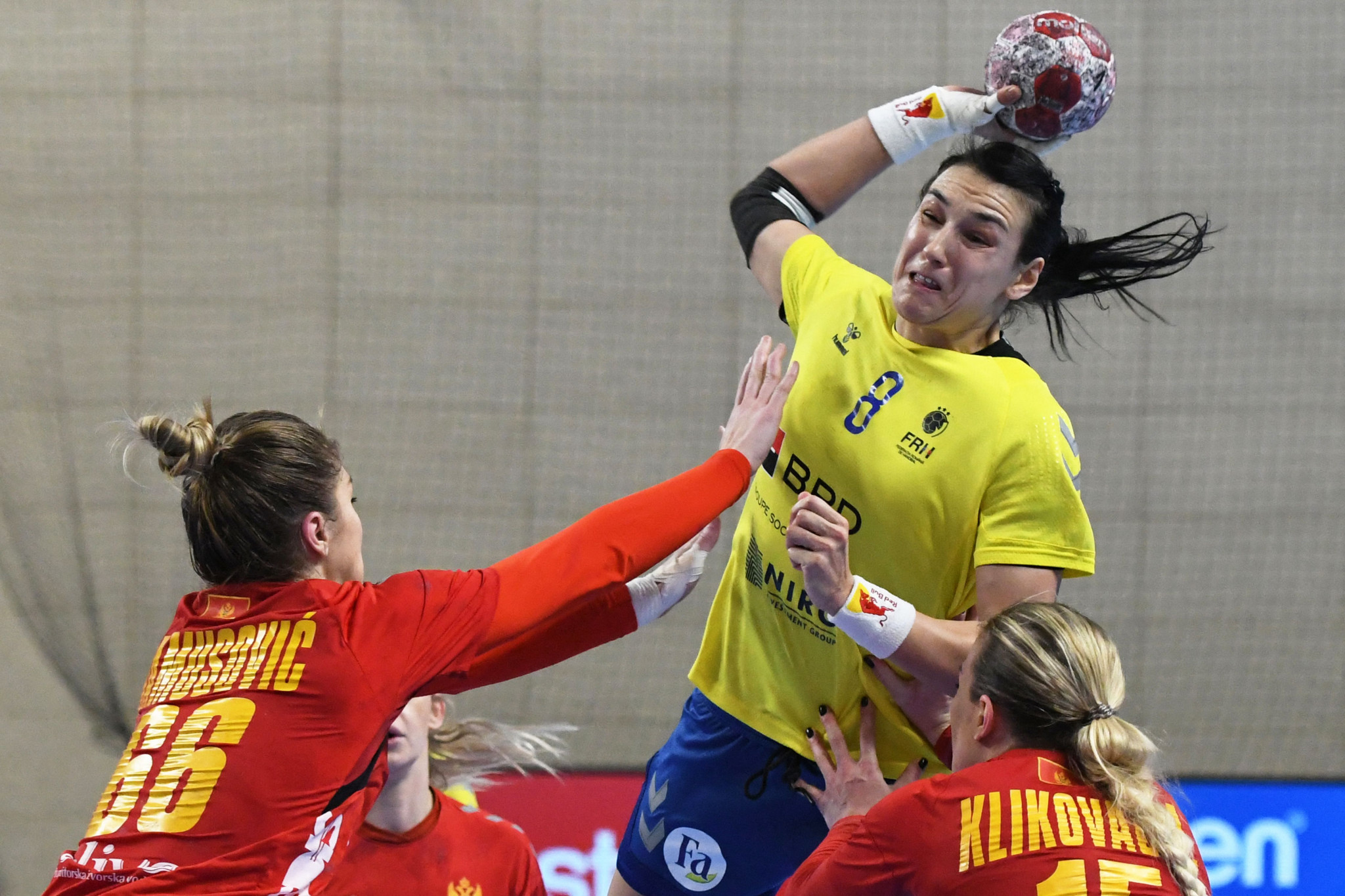 Romania (yellow shirts) were left to reflect what might have been as they missed out on qualifying for the Tokyo 2020 women's handball competition despite beating Montenegro ©Getty Images
