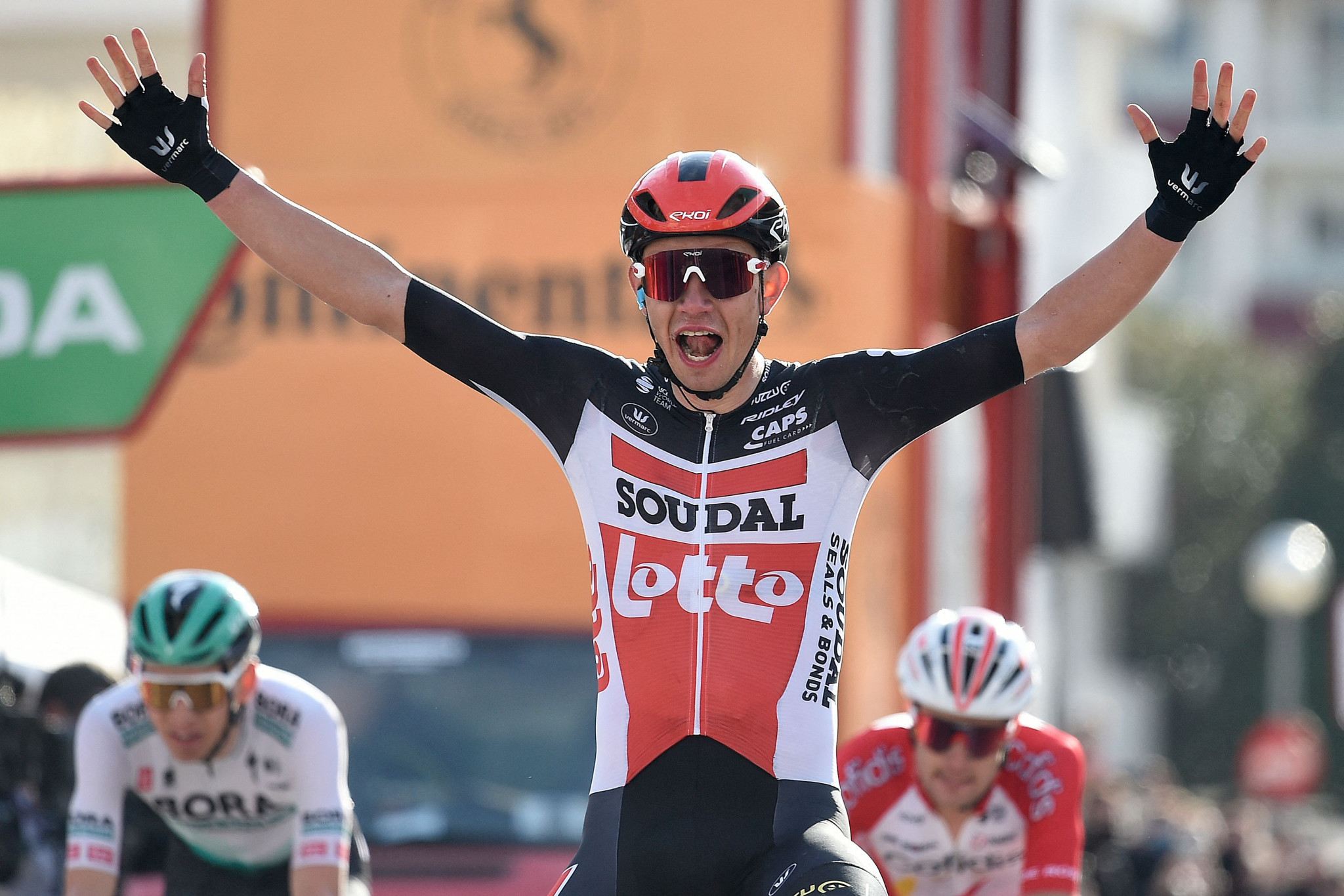 Kron triumphs from breakaway on opening stage of Volta a Catalunya