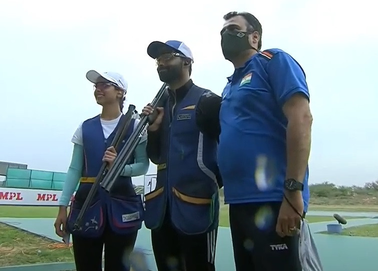 Ganemat Sekhon, left, and Angad Singh Bajwa, centre, helped India secure another gold in New Delhi ©ISSF