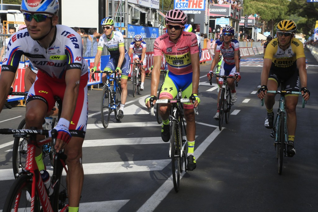 Contador clings onto overall Giro d'Italia lead despite stage six crash