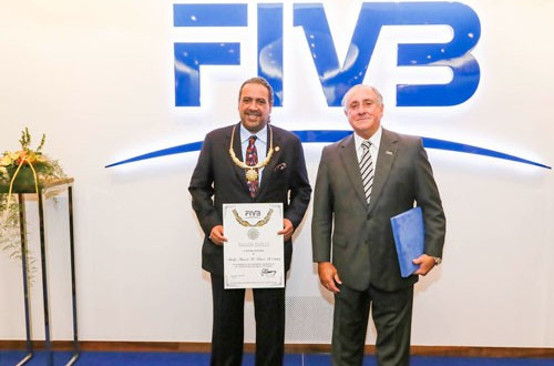 Sheikh Ahmad Al Fahad Al Sabah receiving his award from FIVB counterpart Ary S. Graça ©FIVB
