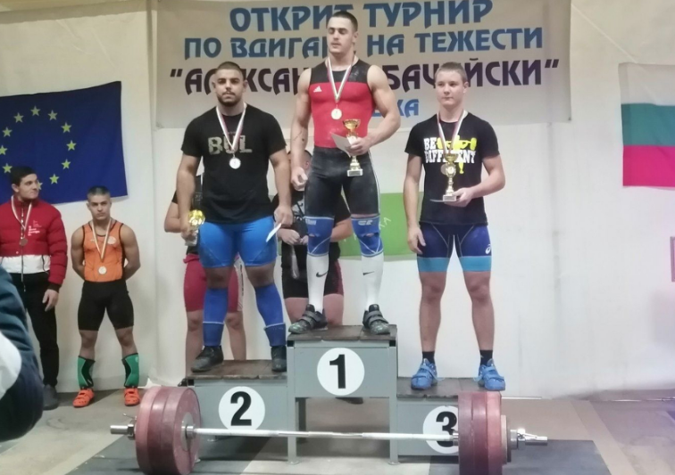 Karlos Nasar, centre, is the rising star of Bulgarian weightlifting and producing outstanding results at the tender age of 16 ©Bulgarian Weightlifting Federation