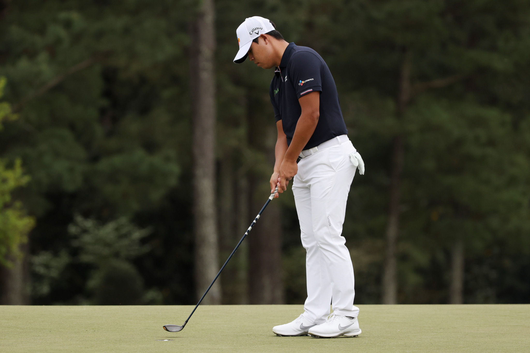 Kim Si-woo had to finish his round putting with a hybrid, having altered the shape of his putter in rage after a three putt ©Getty Images