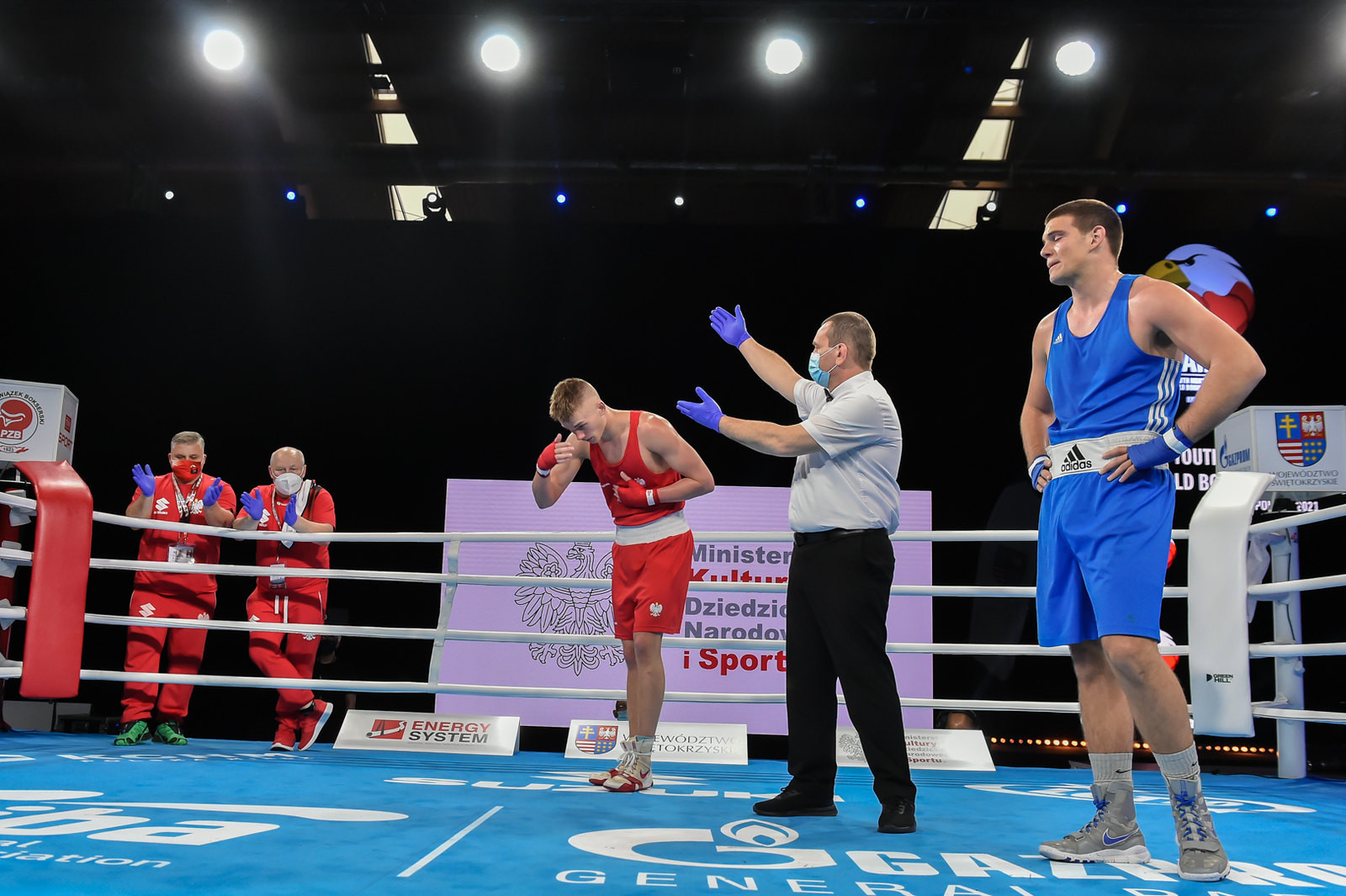 Two weary fighters stand in the ring as they await the result of their bout ©AIBA