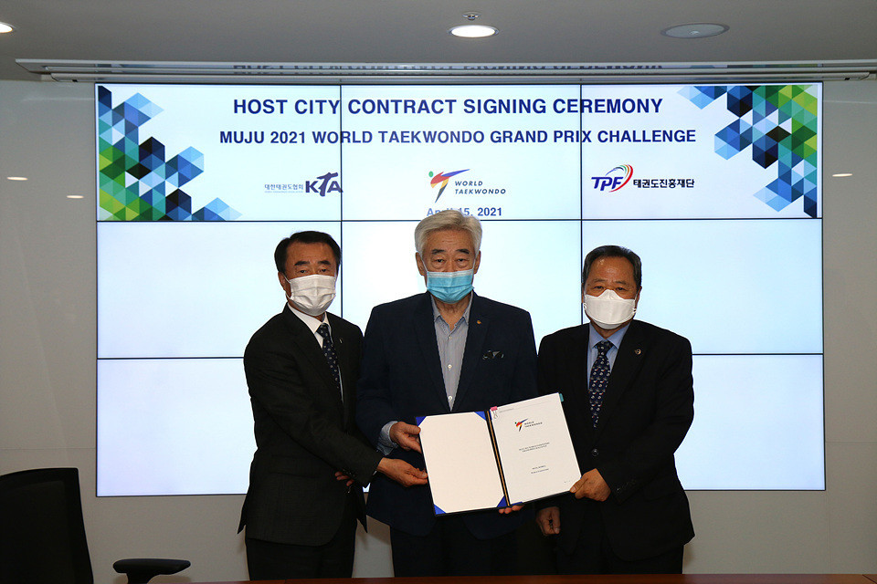 Senior officials including World Taekwondo President Chungwon Choue signed the host city contract for the event ©World Taekwondo