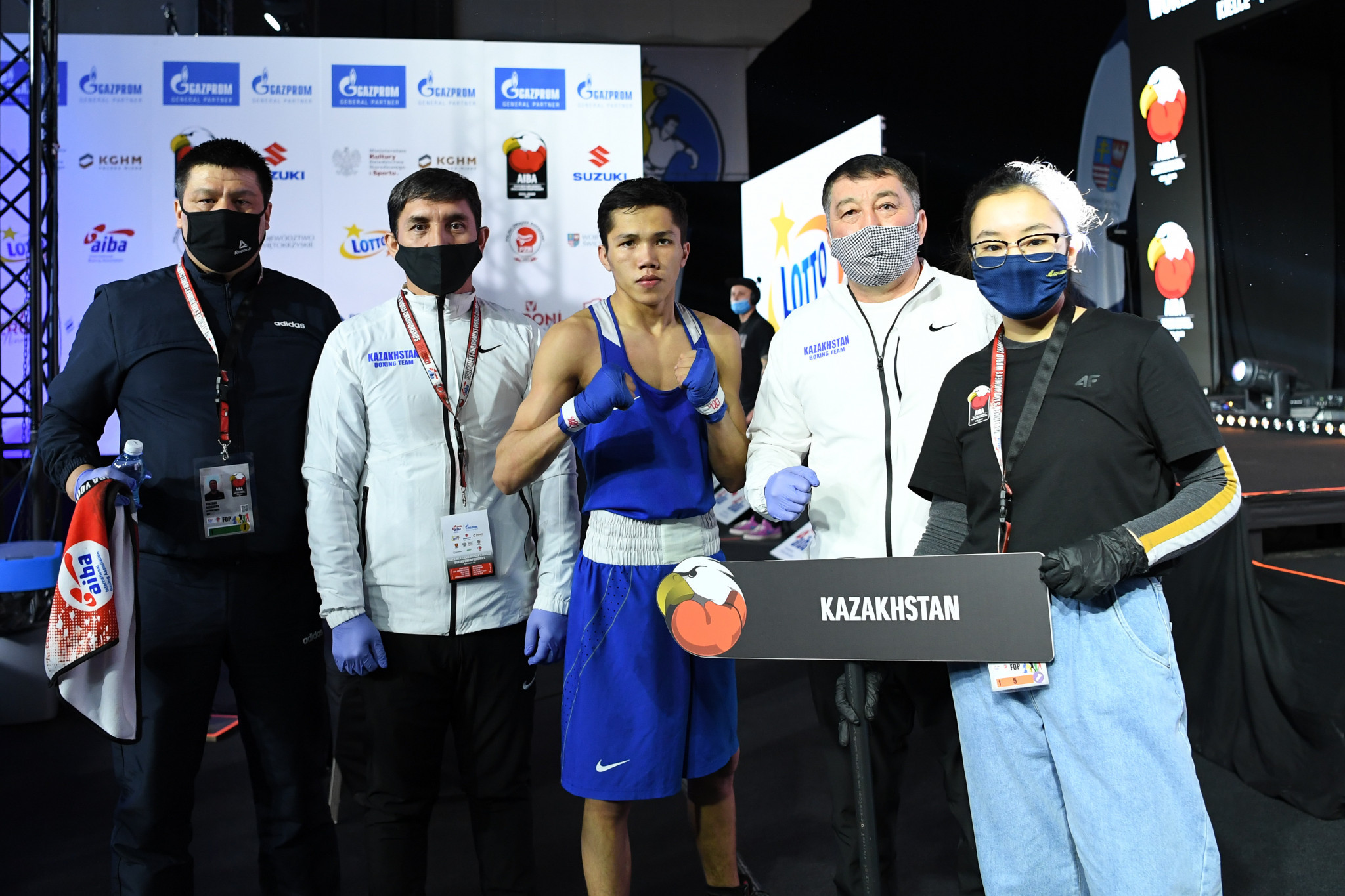 A boxer from Kazakhstan poses for a photo with his team ©AIBA