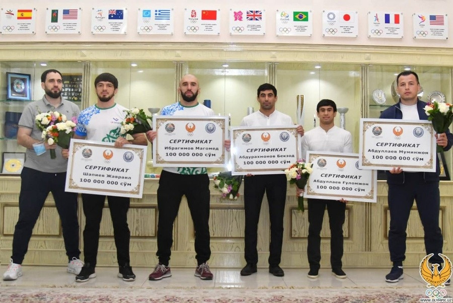 Five Olympic-bound wrestlers were given a monetary reward by the National Olympic Committee of the Republic of Uzbekistan ©UOC