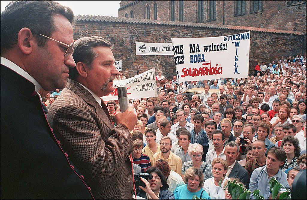 Poland's Solidarity leader and future President Lech Wałęsa addresses some 10,000 striking workers in 1988 at the Lenin shipyard in Gdansk ©Getty Images