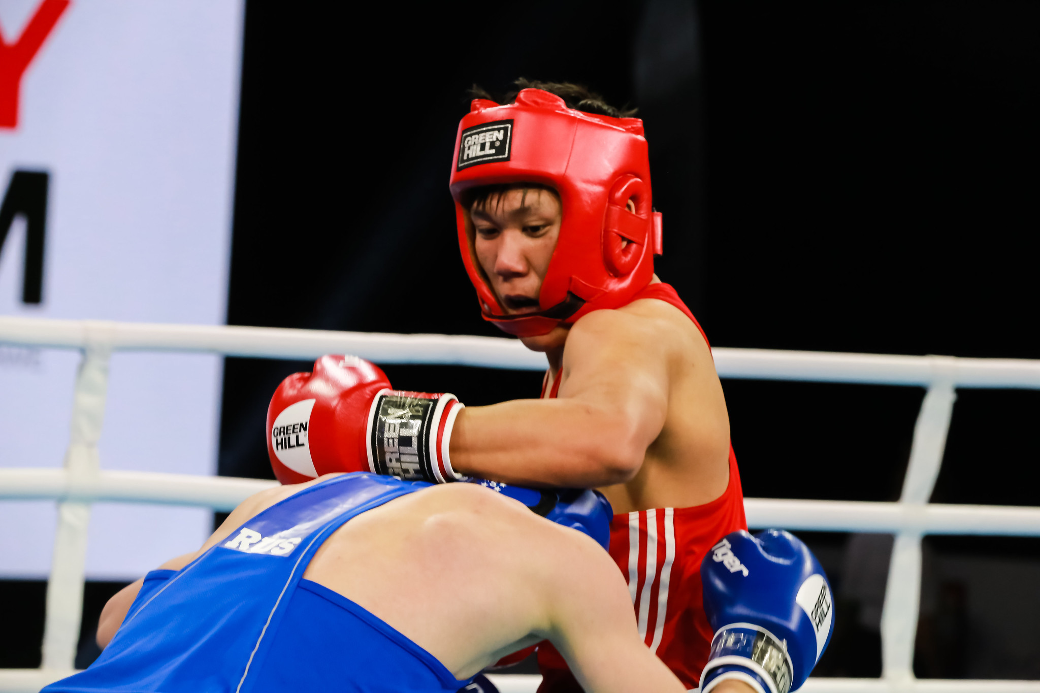 Kyrgyzstan Zhantoro Tashiev, in red, narrowly beat Mikail Zainulabidov of Russia in one of the day's closer contests to reach the men's 64kg semi-finals ©AIBA