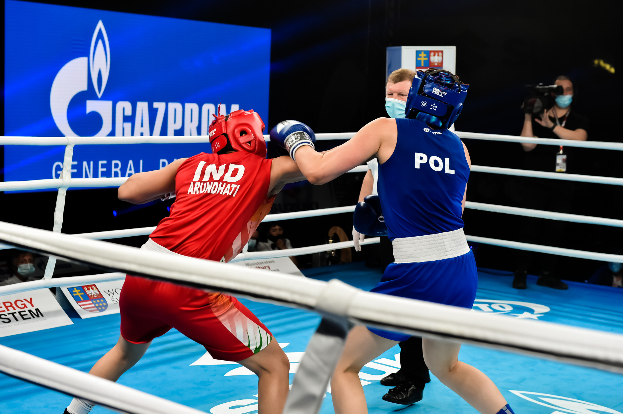 Arundhati Choudhary, in red, claimed gold in the welterweight category ©AIBA